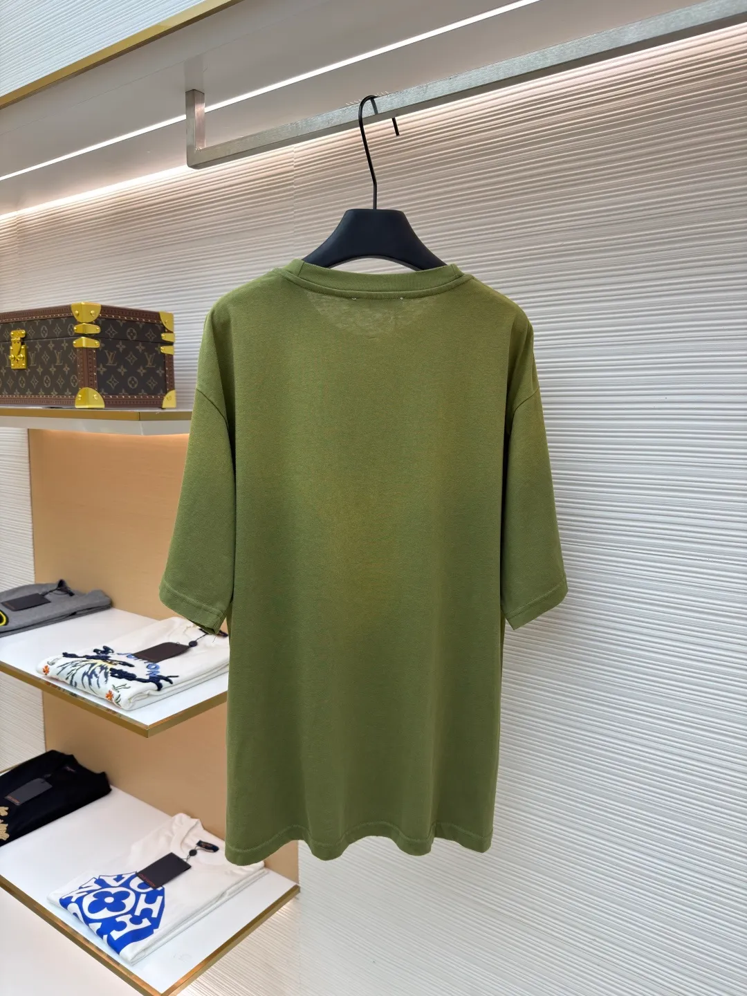 Acne Studios 1966 mud-dyed washed distressed short-sleeve ●Original version: Purchased and developed for 2800 ●Item number: 1682355-X95 ●Fabric: cloud velvet ski-like cotton fabric ●Technology: glue printing ●Color: green ●Version: fitted version ●Weight: about 215 grams ●Size: S-M-L-XL ●Description: Made of ultra-soft pure cotton fabric, garment-dyed, washed and distressed, the chest part has a dirty feel, and the lower part shows a gradient effect. The neckline is slightly frayed to better fit the overall tone. The overall line is straight and delicate, the fabric is comfortable and soft, and the color is consistent without color difference. It can be matched with the same style to create a fashionable look and control various occasions. Customized accessories, complete with three standards, the same style for men and women!